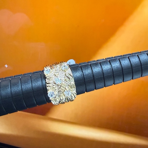 Elegant Gold Ring with Crystal Accents - Picture 4 of 9